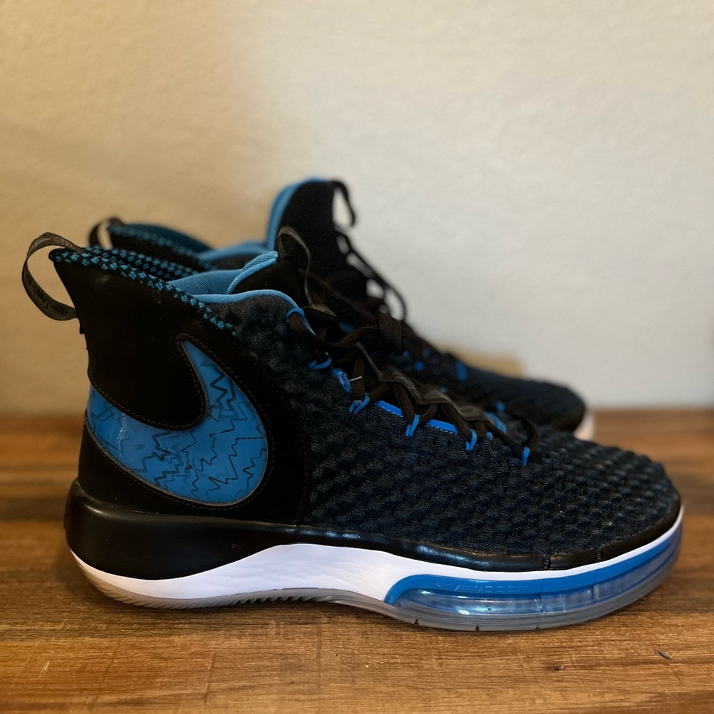 Nike Air (NEW)pure magic basketball shoes Mens 11.5